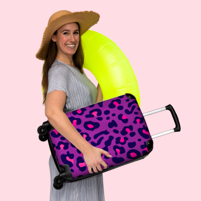 Vrouw met paarse koffer'